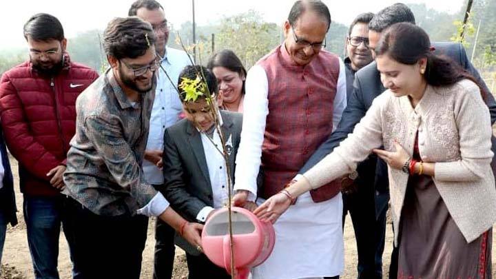 मुख्यमंत्री श्री चौहान ने जन-प्रतिनिधि और पर्यावरण प्रेमियों के साथ पौध-रोपण किया